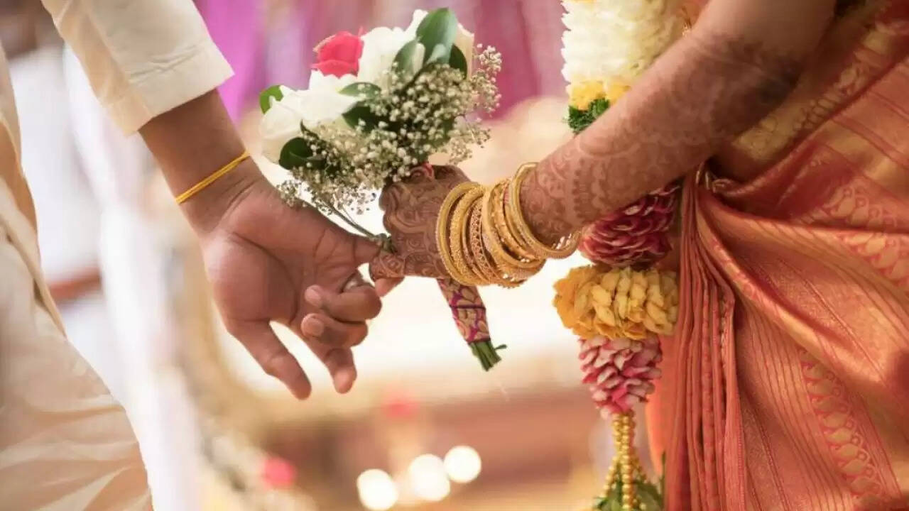 शादी में खाने की पहली प्लेट की नीलामी: क्या है इस कपल का अनोखा फैसला?