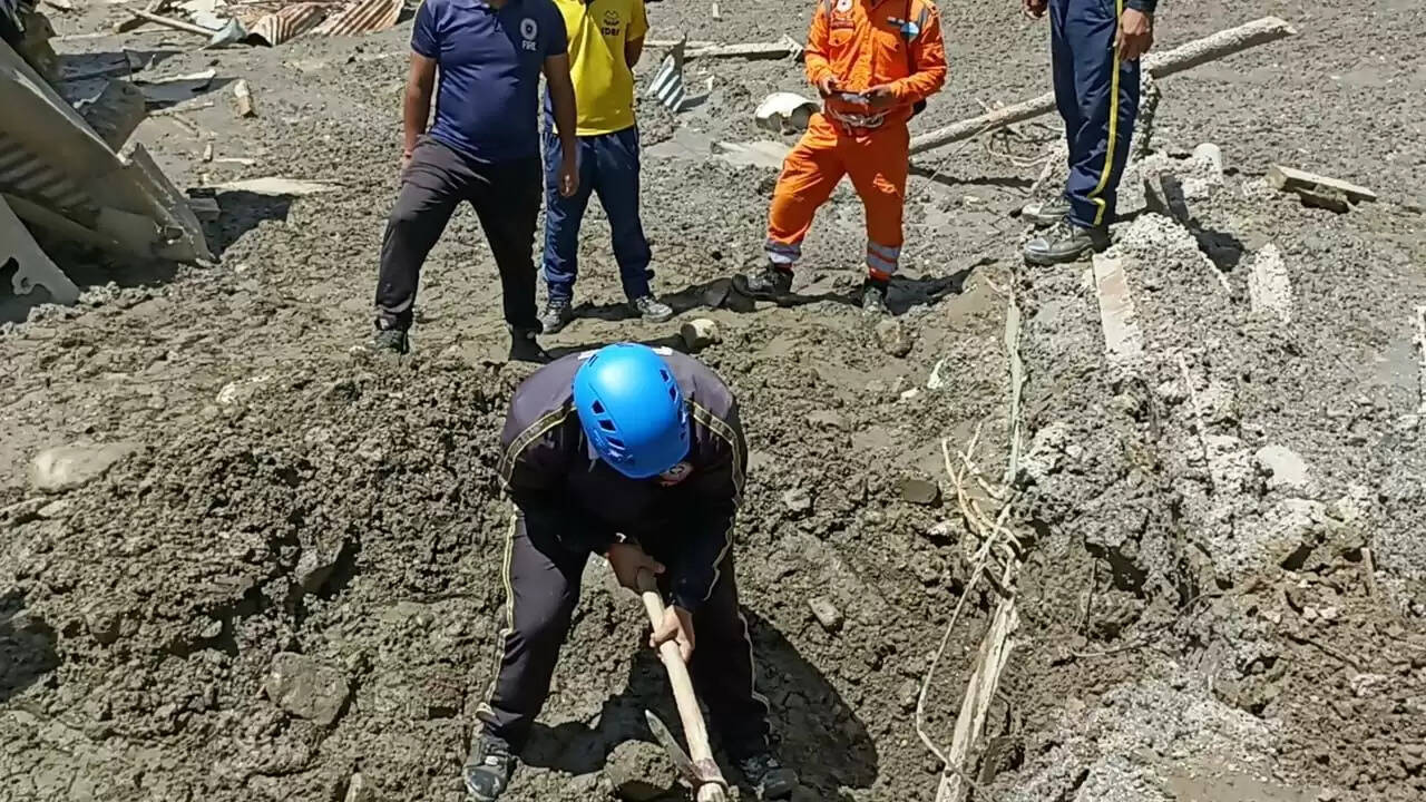 उत्तरकाशी में बादल फटने के बाद राहत कार्य जारी