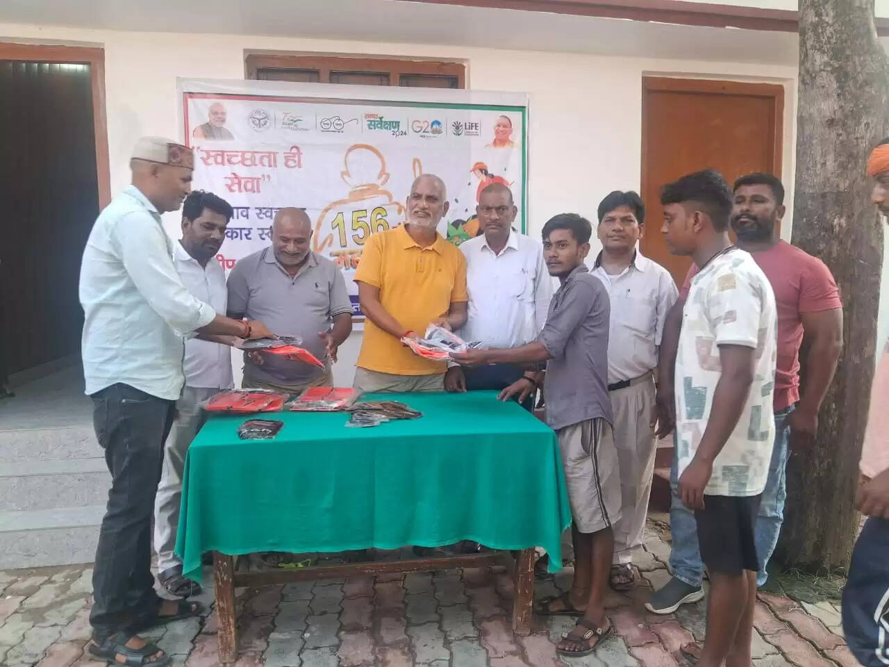 स्वच्छता ही सेवा अभियान के तहत महराजगंज में सफाई अभियान