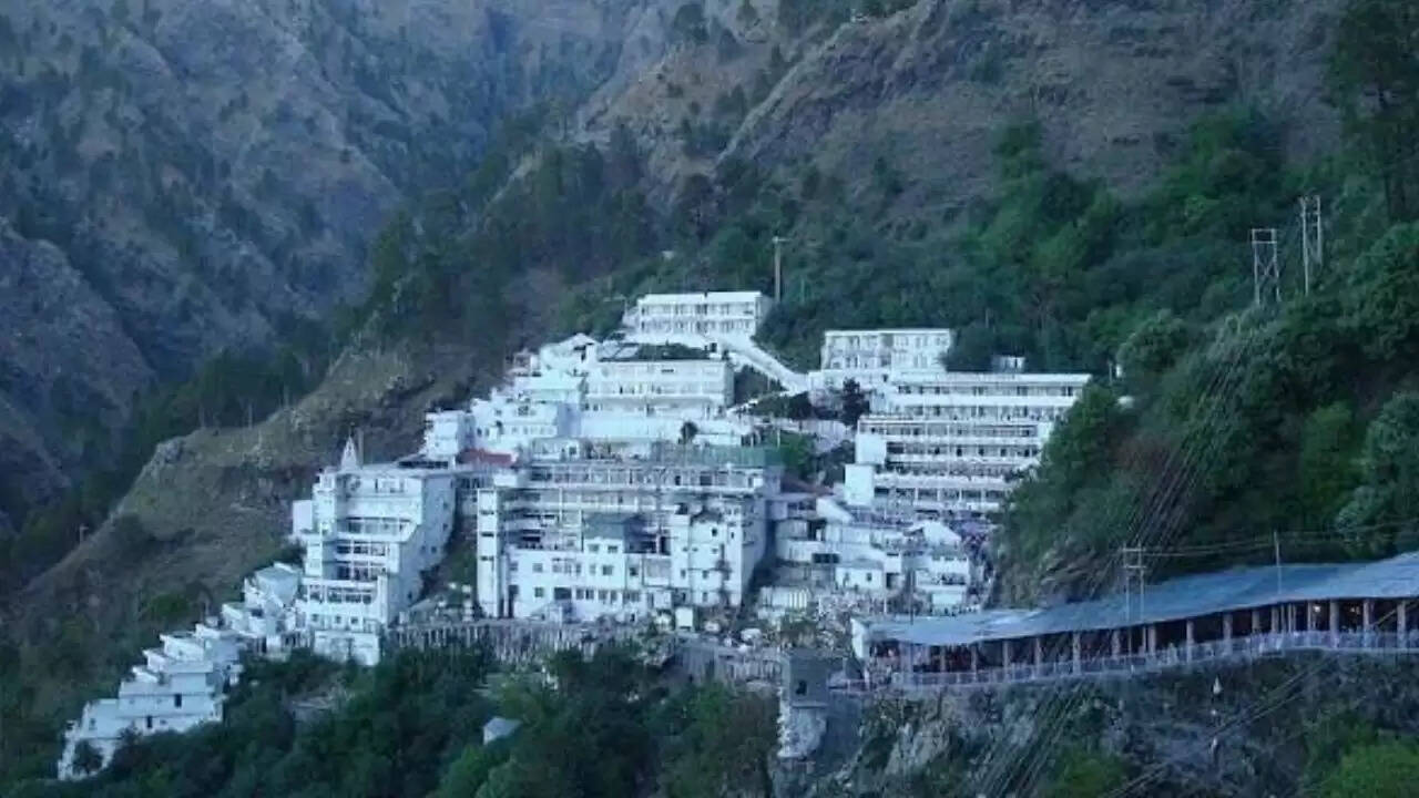 माता वैष्णो देवी यात्रा स्थगित: खराब मौसम के कारण श्रद्धालुओं को इंतजार