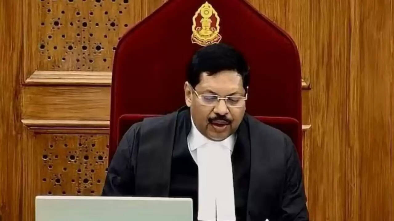 सुप्रीम कोर्ट में वकील ने फेंका जूता, सीजेआई पर किया हमला