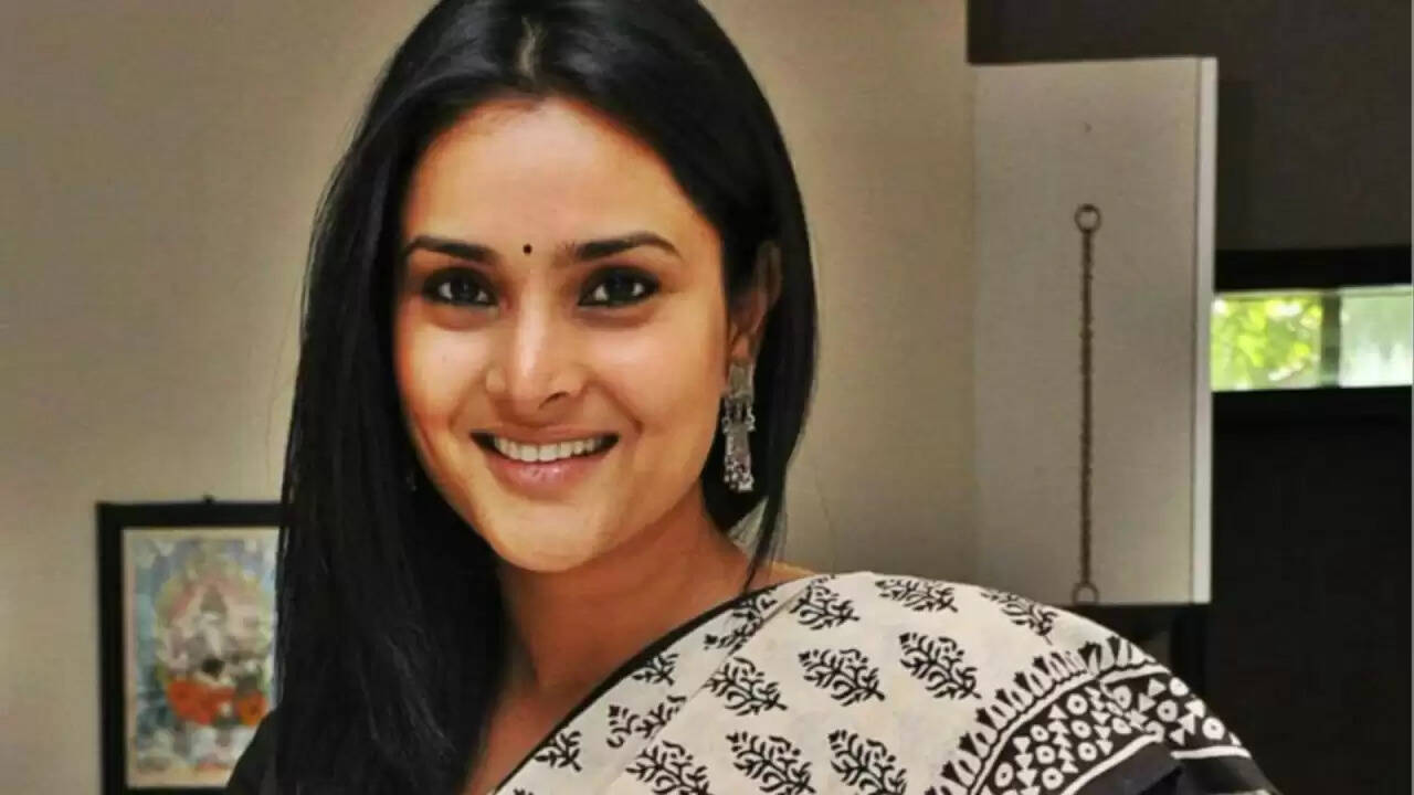 क्या कुत्तों की तुलना में पुरुषों को लेकर विवाद खड़ा कर दिया? दिव्या स्पंदना का बयान चर्चा में