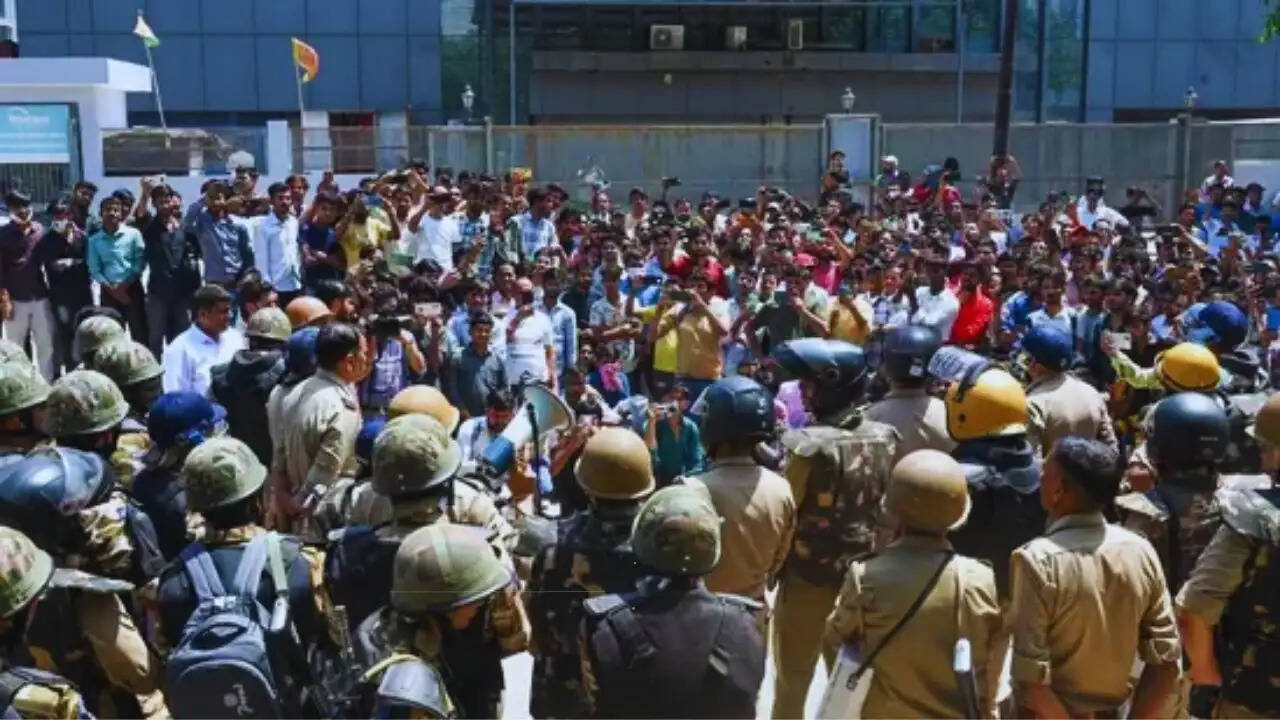 गौतम बुद्ध नगर में श्रमिकों की मांगें: वेतन वृद्धि और बेहतर कार्य परिस्थितियों की तलाश