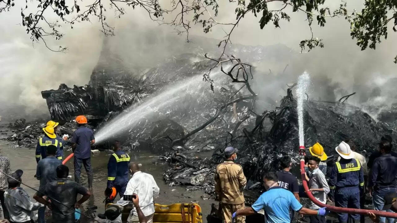 अहमदाबाद में एयर इंडिया की फ्लाइट दुर्घटना: 242 लोगों की जान गई, पीएम मोदी ने जताया शोक