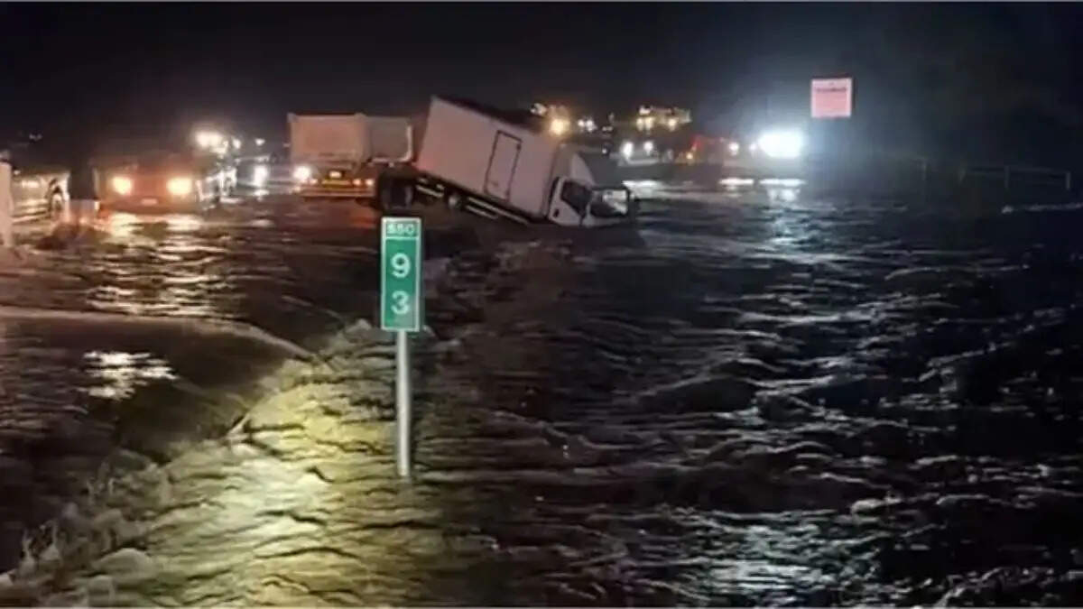 सऊदी अरब में बाढ़: तेज बारिश के कारण स्कूल और विश्वविद्यालय बंद