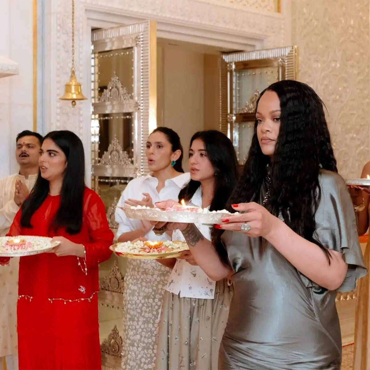 रिहाना का भारतीय अवतार: अंबानी निवास पर पूजा थाल के साथ छाया जादू