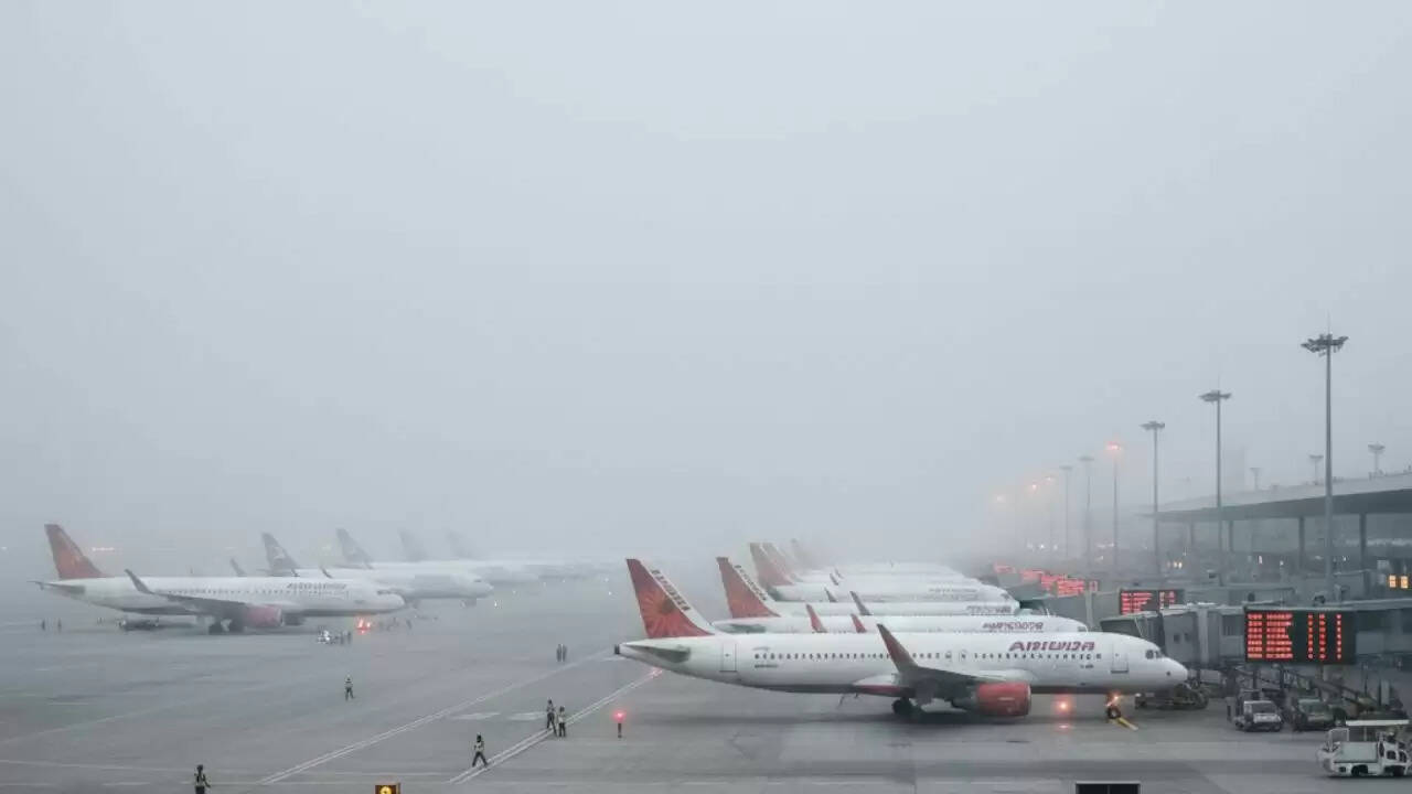 कोहरे के कारण हवाई यात्रा में बाधा, एयरलाइंस ने जारी की एडवाइजरी