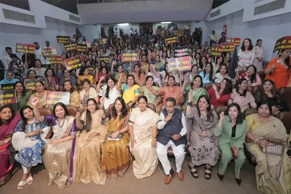 महिलाओं के अधिकारों पर विपक्ष का हमला, सीएम रेखा गुप्ता ने उठाई आवाज