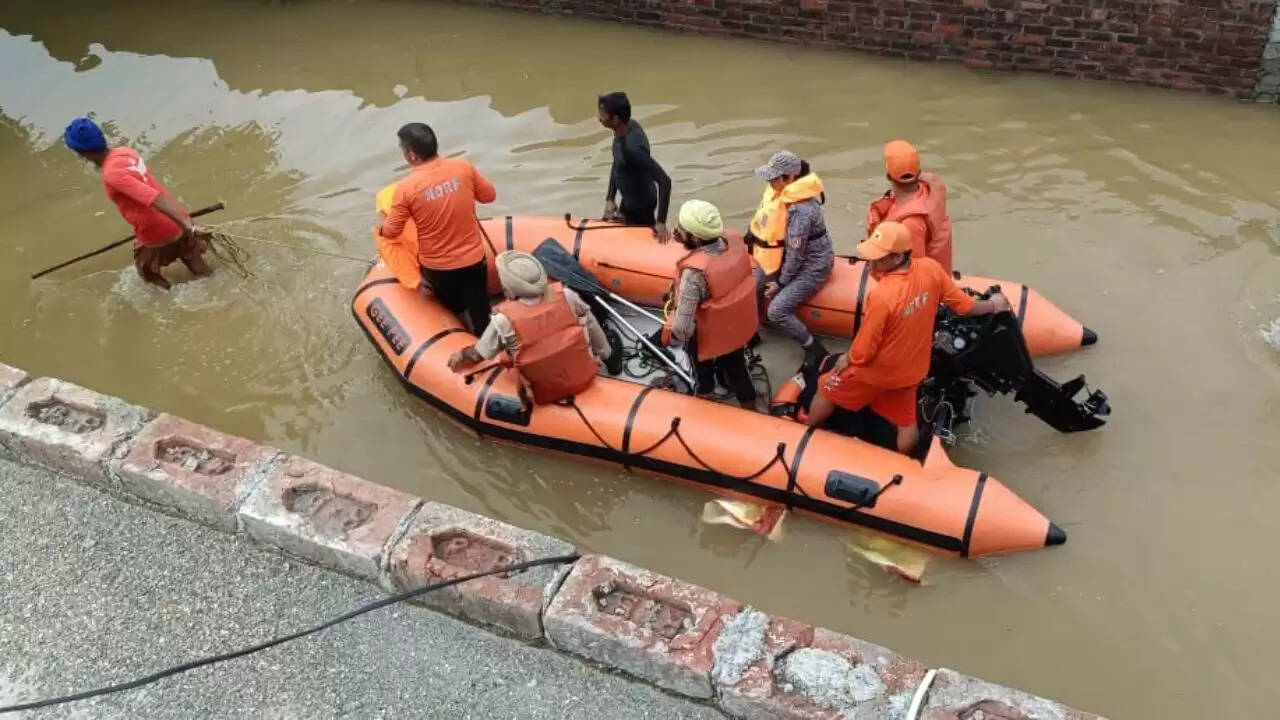 पंजाब में बाढ़ राहत कार्य: हजारों लोगों को सुरक्षित स्थानों पर पहुंचाया गया