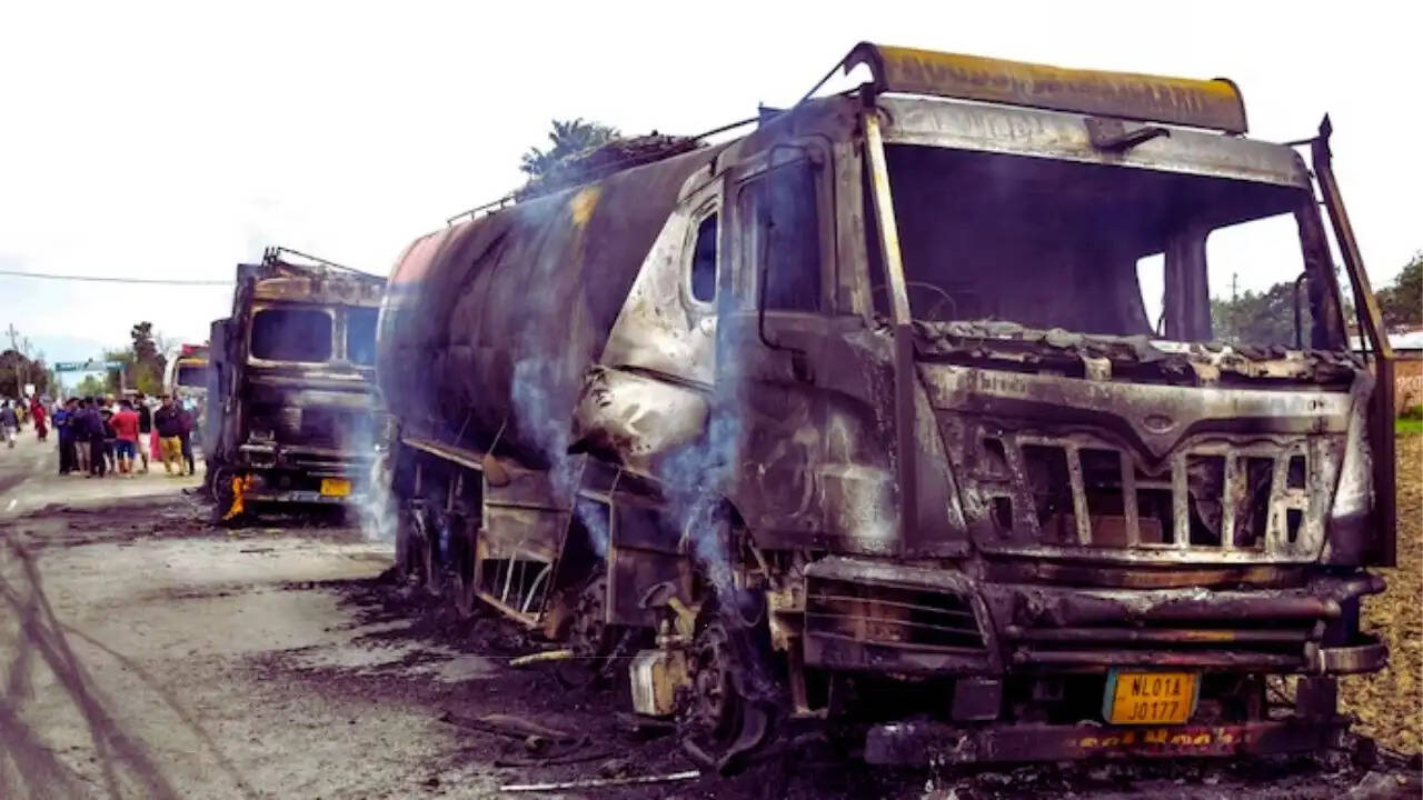 मणिपुर में फिर से हिंसा: दो बच्चों की मौत, सरकार ने इंटरनेट सेवा निलंबित की