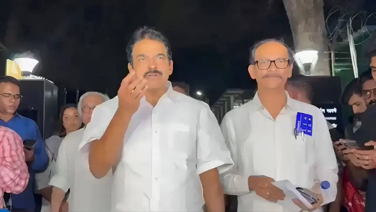 तमिलनाडु में चुनावी नतीजों के बाद राजनीतिक हलचल: क्या विजय की पार्टी बनेगी सरकार का हिस्सा?