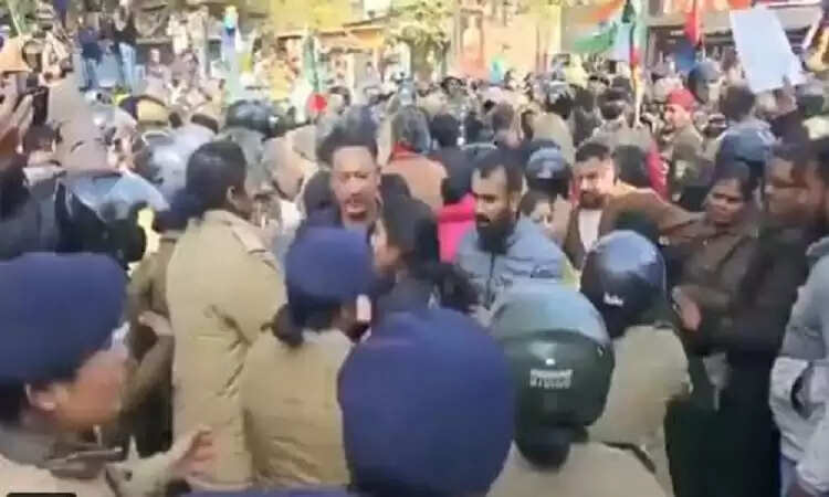 अंकिता भंडारी मामले में न्याय की मांग के लिए सड़कों पर उतरे लोग