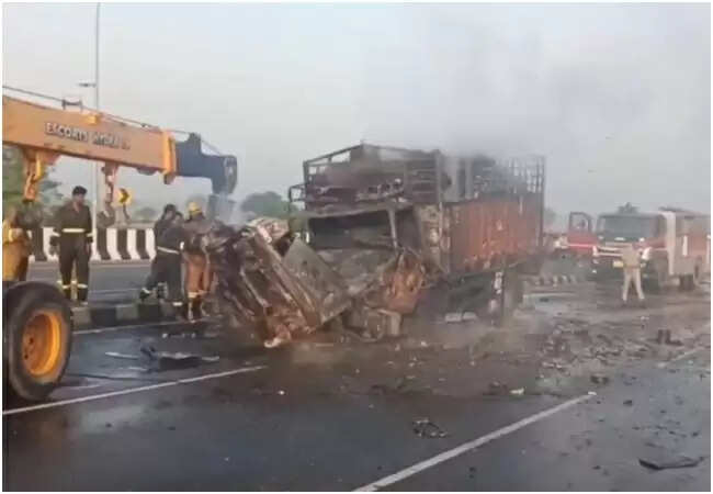 अलीगढ़ में सड़क दुर्घटना: चार लोगों की जलकर मौत