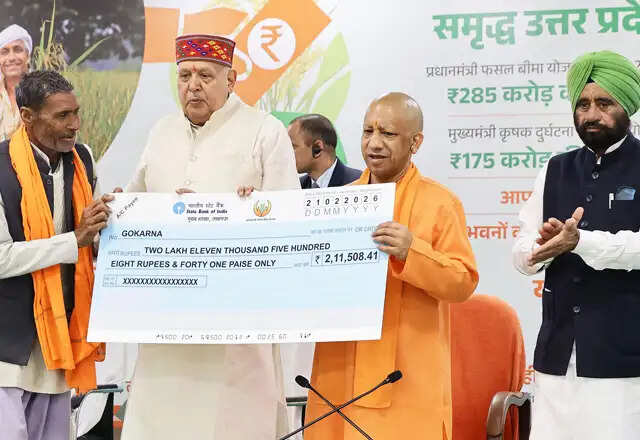 योगी आदित्यनाथ ने किसानों को 460 करोड़ रुपये की सहायता राशि वितरित की