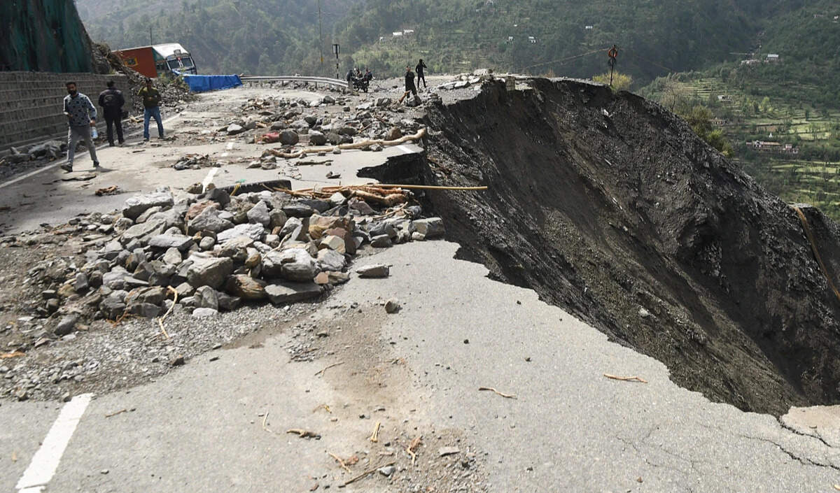 मेक्सिको में बाढ़ और भूस्खलन से 41 लोगों की जान गई