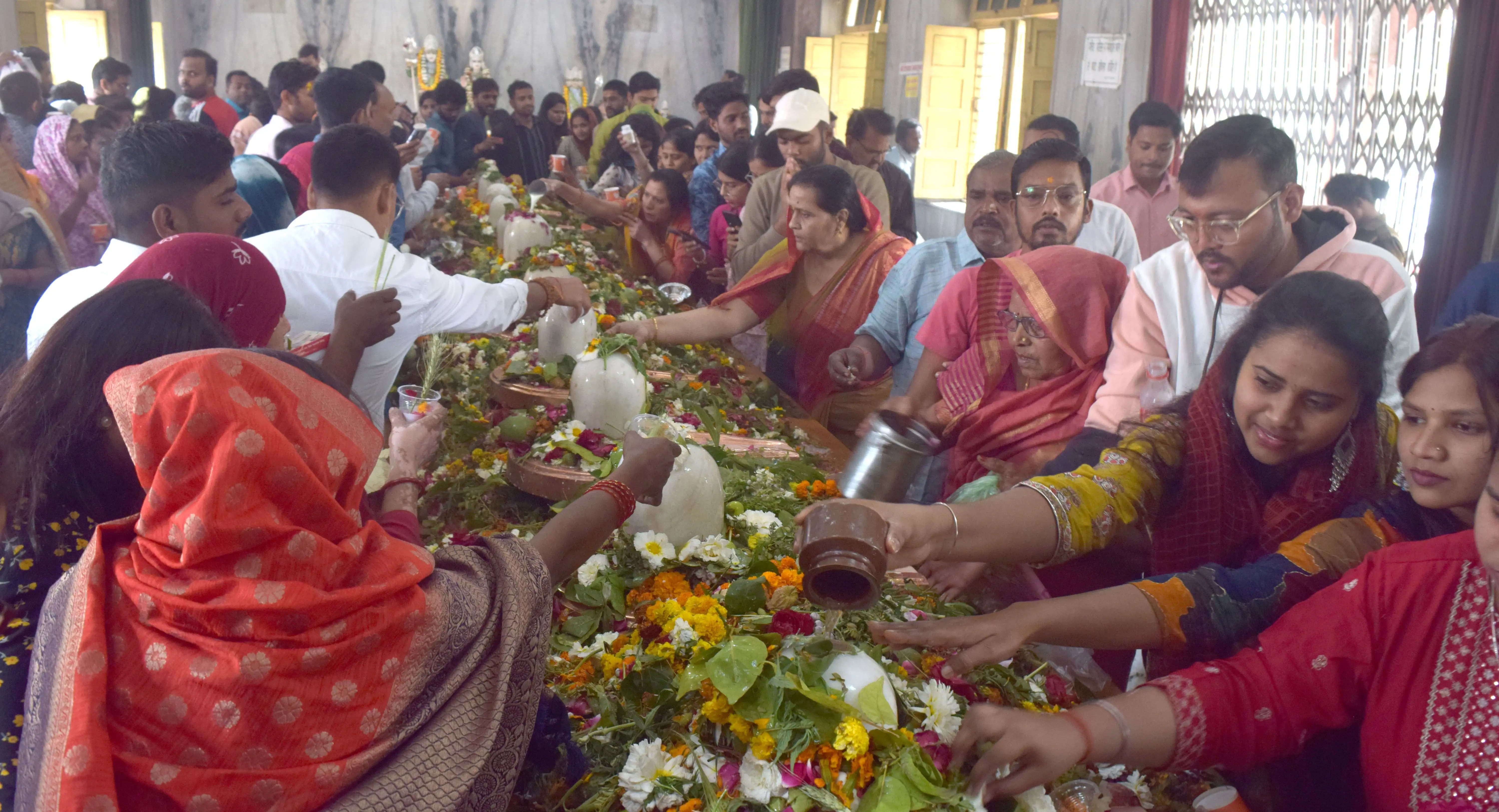 महाशिवरात्रि पर्व पर सिविल लाइन्स स्थित हनुमान मन्दिर में भगवान शिव पर जलाभिषेक करते श्रद्वालु