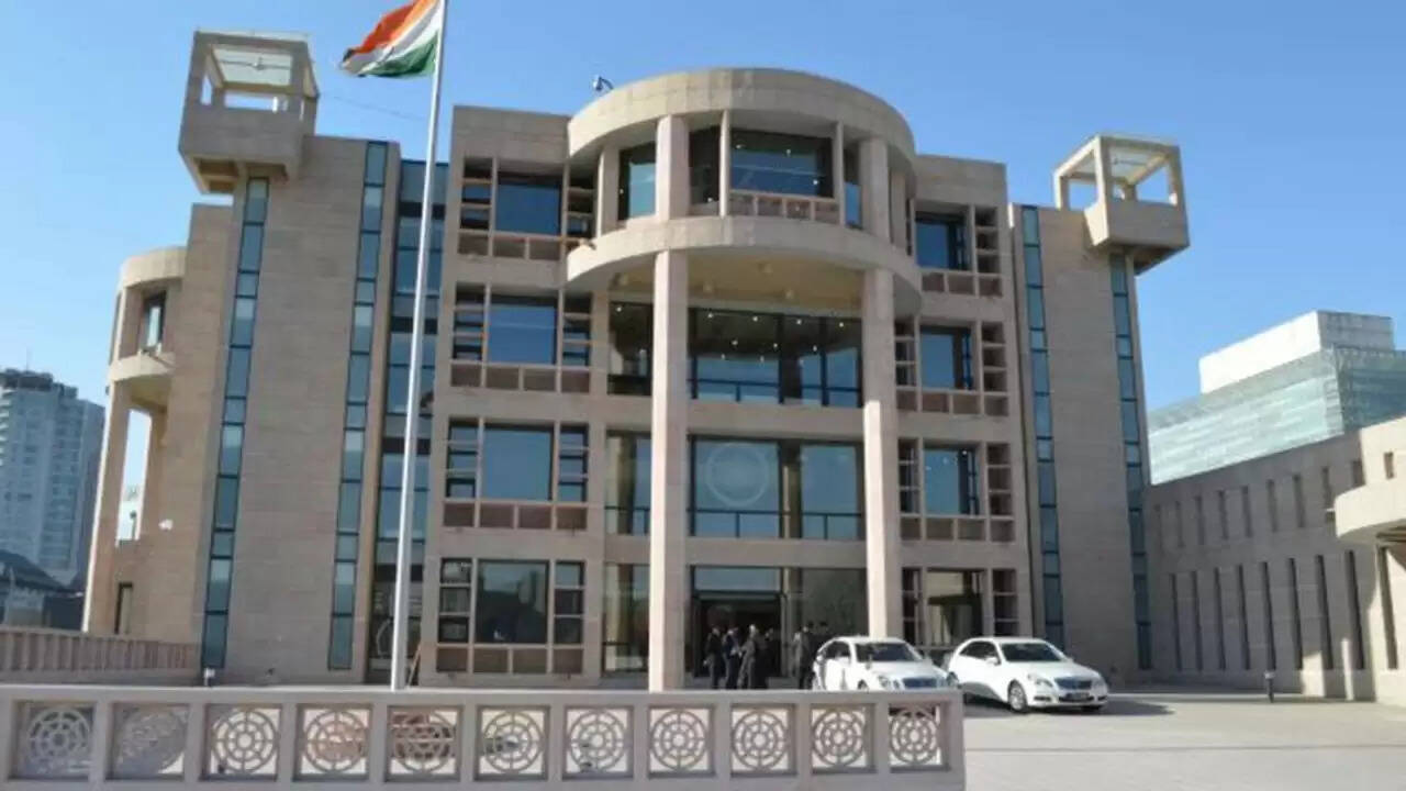 भारत ने चीनी नागरिकों के लिए पर्यटक वीजा फिर से शुरू किया