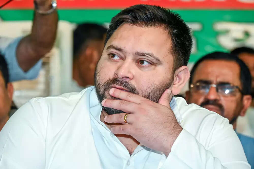 तेजस्वी यादव के काफिले पर ट्रक का हमला, सुरक्षा दल के तीन सदस्य घायल