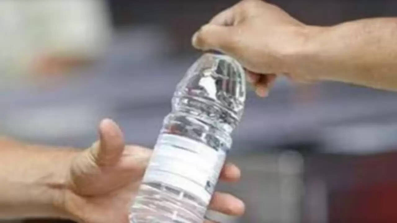 ओडिशा में चपरासी ने अधिकारी को मूत्र की बोतल दी, गिरफ्तारी