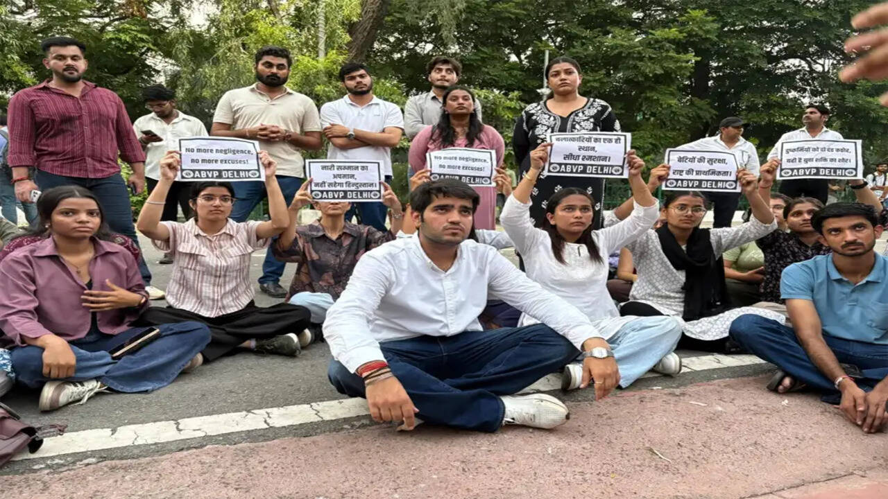 दिल्ली विश्वविद्यालय की छात्राओं ने महिलाओं की सुरक्षा के लिए मार्च निकाला