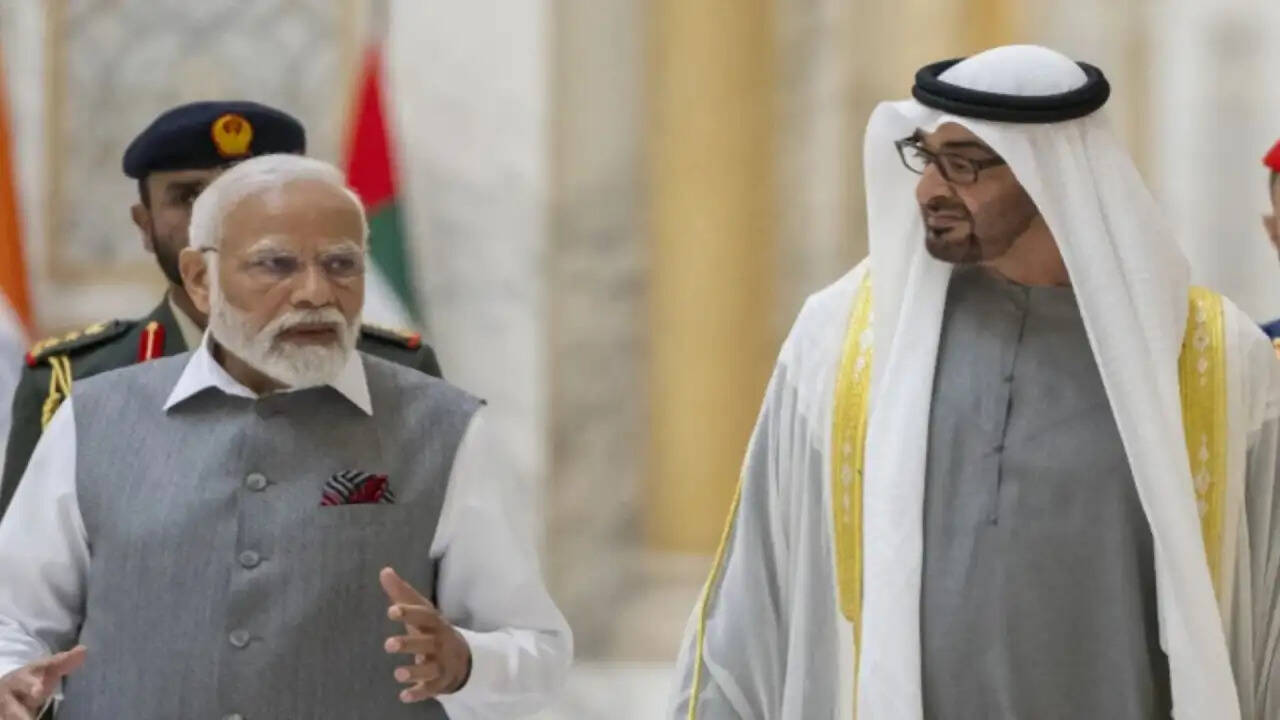 UAE से कर्ज वसूली पर पाकिस्तान में मचा हड़कंप, सीनेटर ने उठाए सवाल