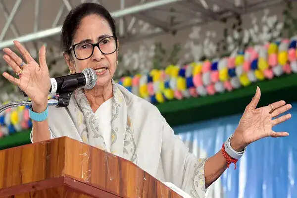TMC में बगावत के बीच ममता बनर्जी की भूमिका पर उठे सवाल