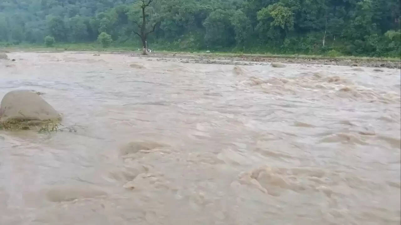 स्वात नदी में बाढ़: एक परिवार के 18 सदस्य लापता, बचाव कार्य जारी