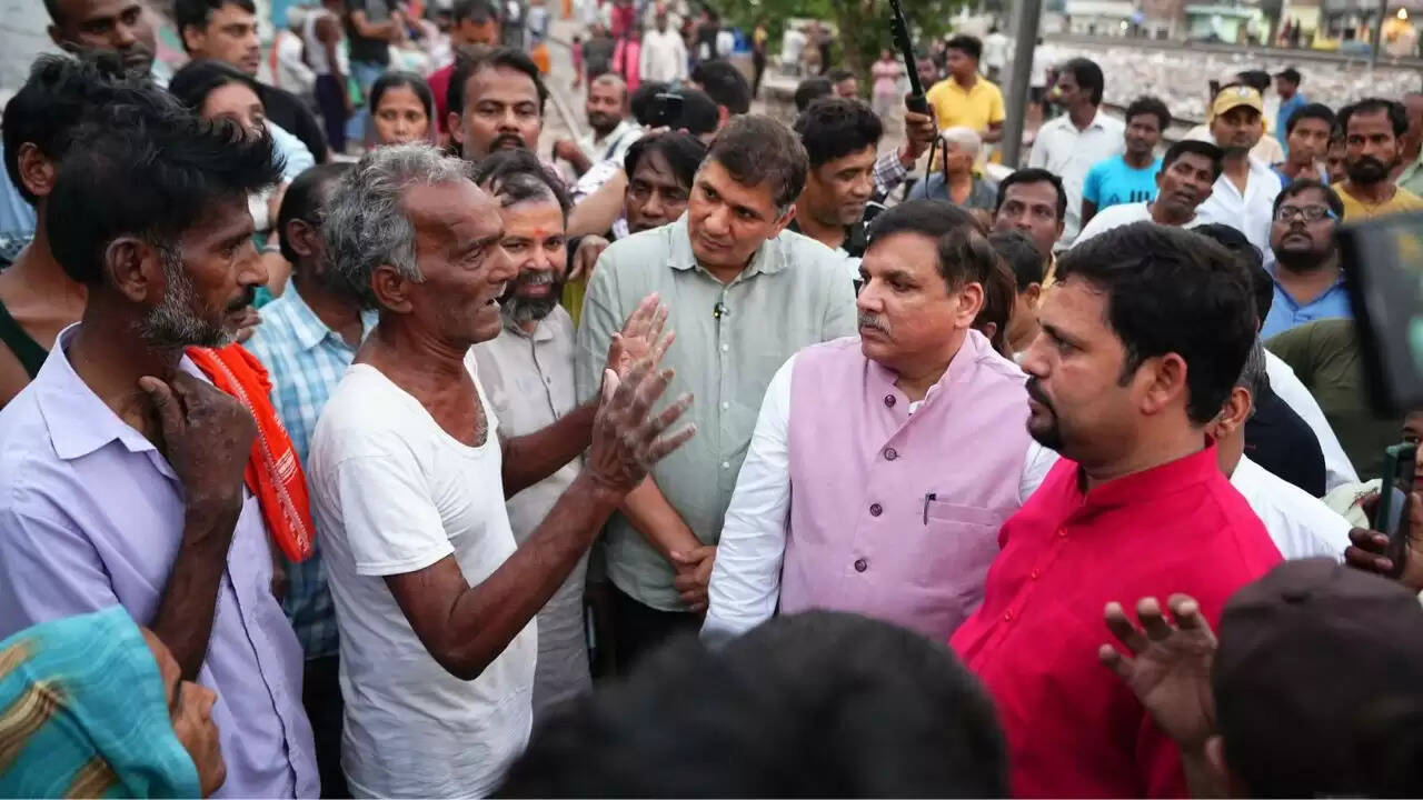 दिल्ली में झुग्गी बस्तियों पर बुलडोजर कार्रवाई पर आप नेताओं की कड़ी प्रतिक्रिया