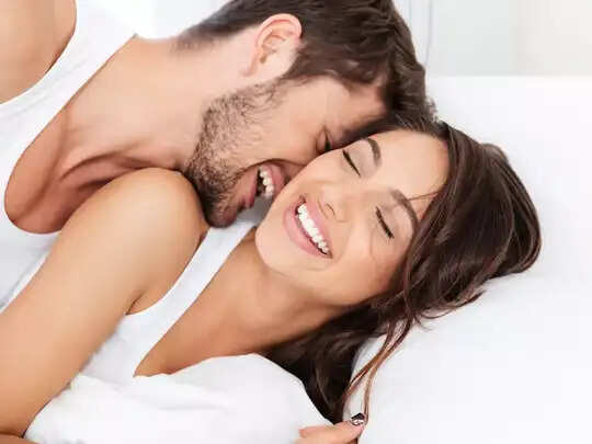 महिलाओं के प्यार जताने के 10 अनोखे संकेत