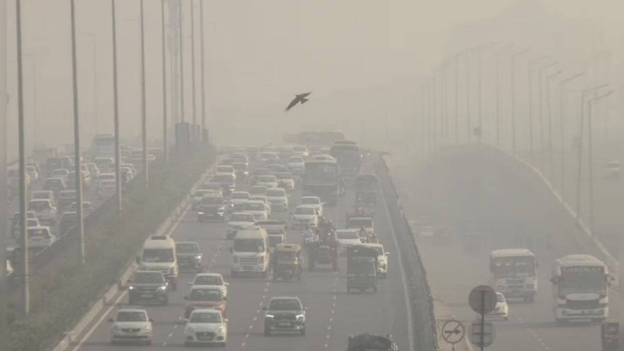 दिल्ली-एनसीआर में प्रदूषण और कोहरे का संकट, AQI पहुंचा इमरजेंसी स्तर