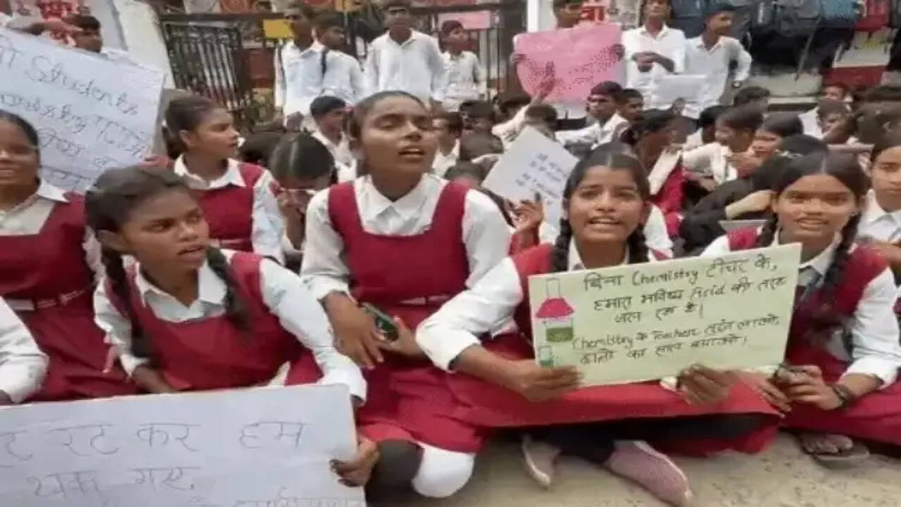 आजमगढ़ के छात्रों ने शिक्षकों की कमी के खिलाफ किया प्रदर्शन