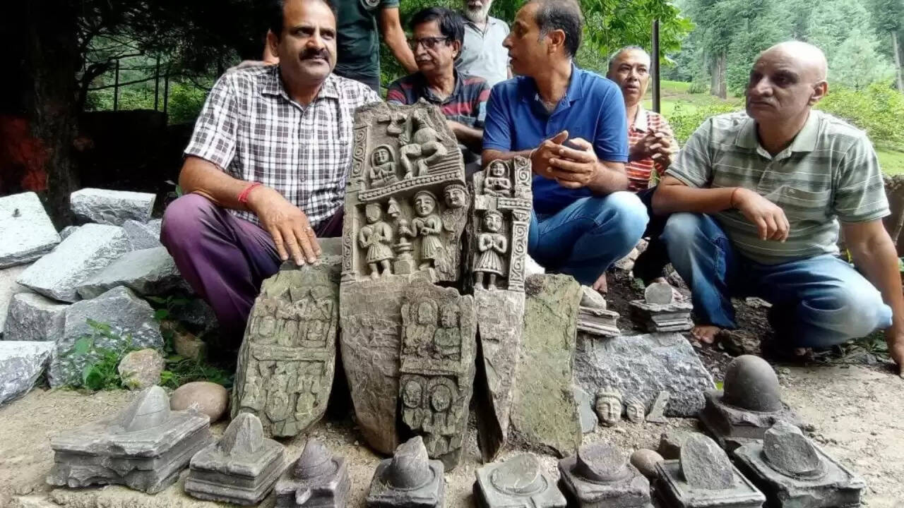 जम्मू-कश्मीर में प्राचीन मूर्तियों की खोज: क्या छिपा है इस ऐतिहासिक स्थल में?