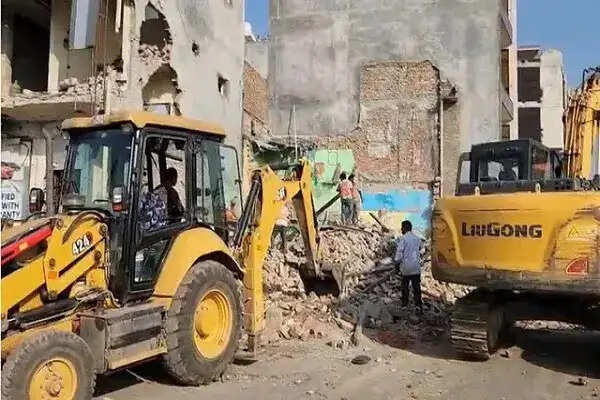 दिल्ली के शालीमार बाग में ध्वस्तीकरण अभियान, 150 मकान हटाए जा रहे हैं