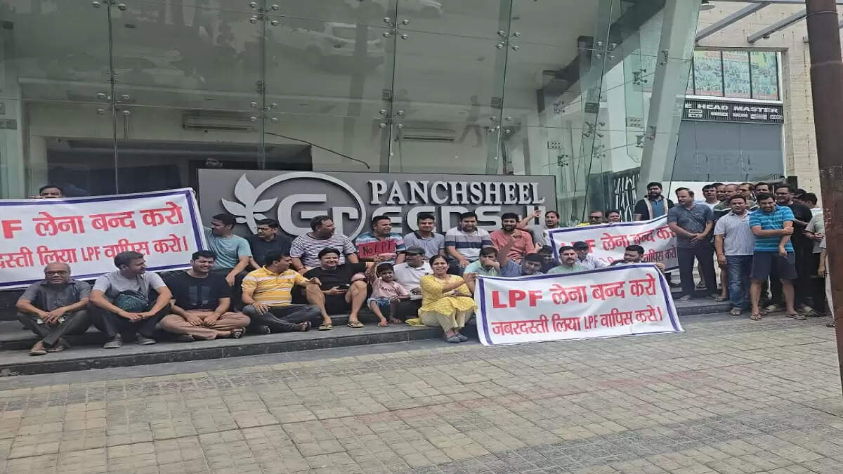 ग्रेटर नोएडा में निवासियों का बिल्डरों के खिलाफ प्रदर्शन