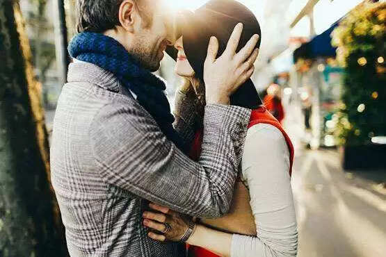 महिलाओं को आकर्षित करने वाले पुरुषों के गुण: विज्ञान की नजर में