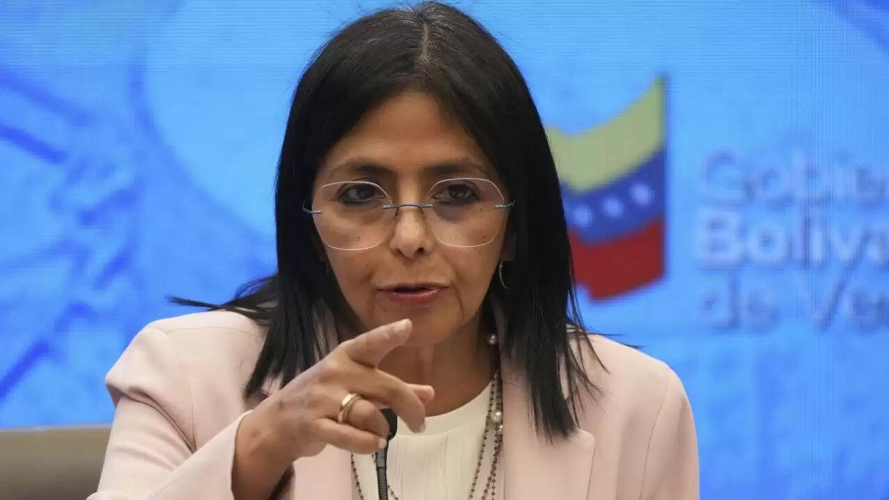 वेनेजुएला में डेल्सी रोड्रिगेज का अंतरिम राष्ट्रपति के रूप में शपथ ग्रहण