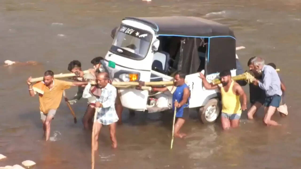 उधमपुर के ग्रामीणों की हिम्मत: नदी पार करने के लिए उठाया ऑटो-रिक्शा