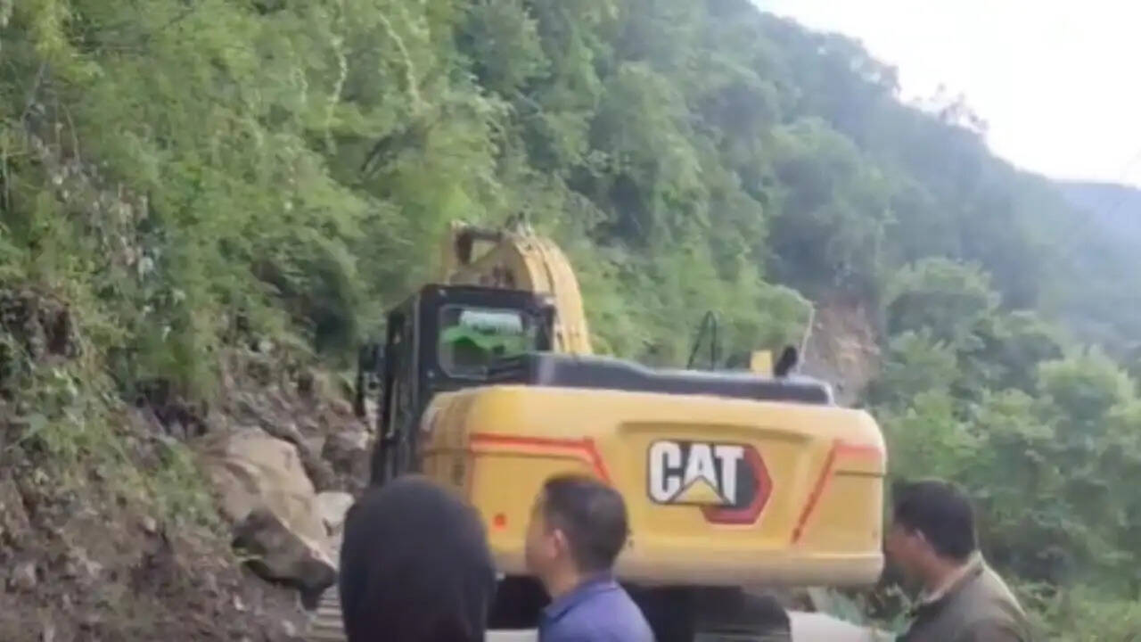 उत्तराखंड में चारधाम यात्रा के दौरान भूस्खलन ने श्रद्धालुओं को किया परेशान