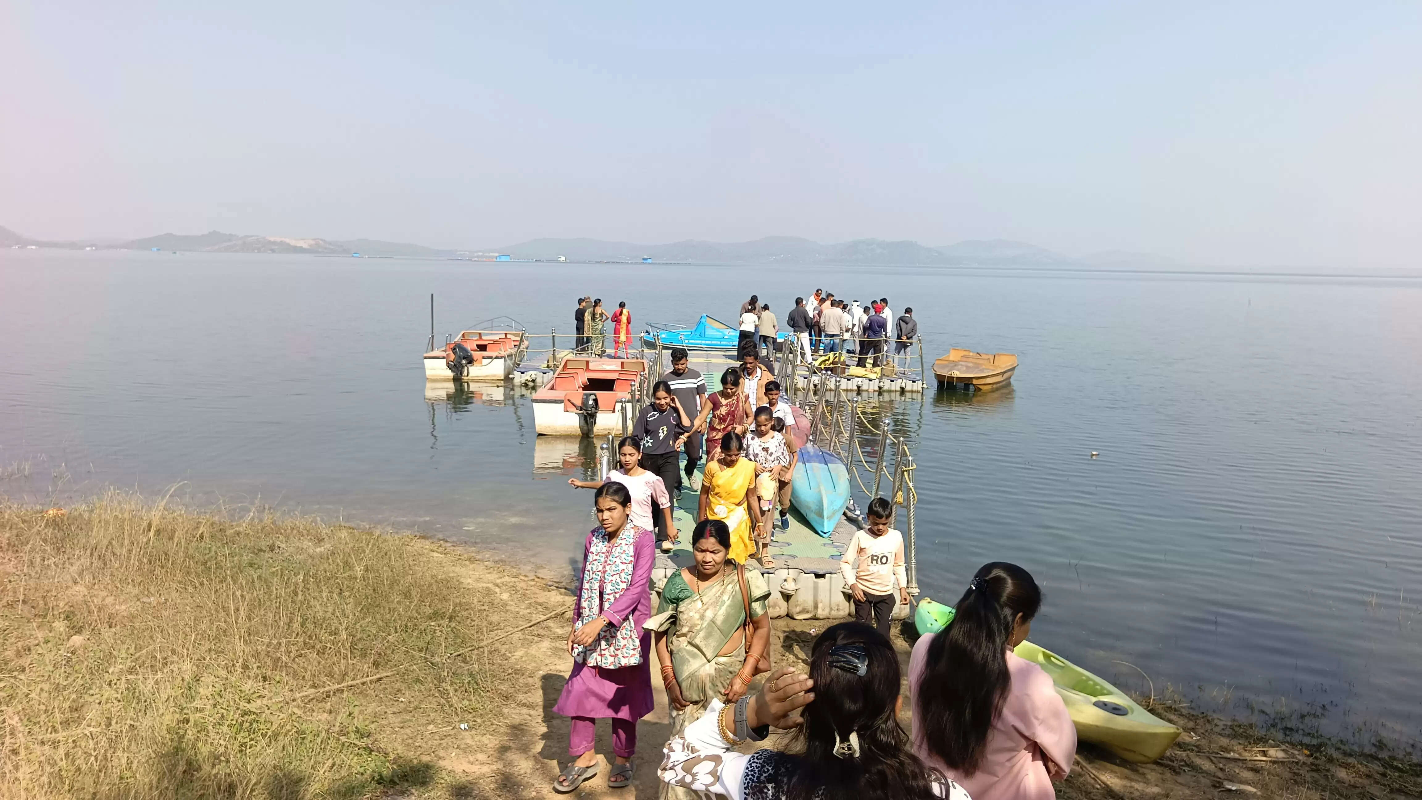 पर्यटकों का उत्साह बढ़ा रहा बोटिंग का मजा, प्रमुख जलाशयों में हर दिन उमड़ रही भीड़