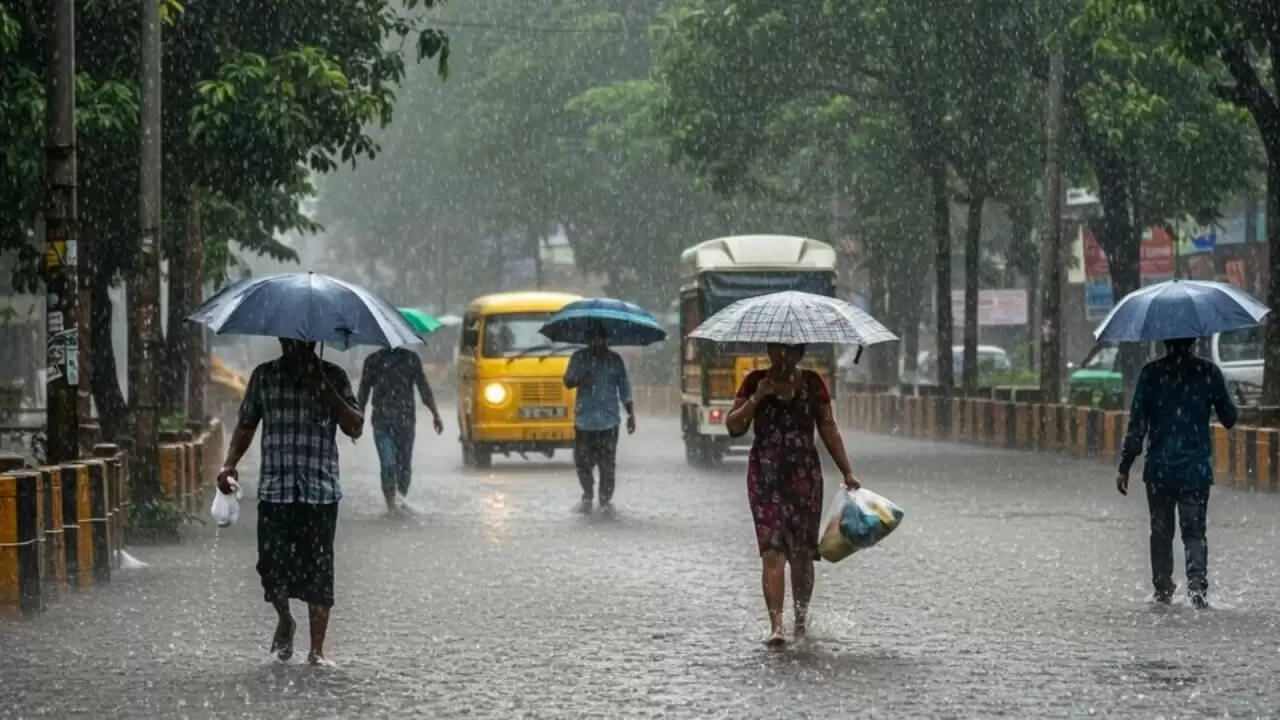दिल्ली में मौसम का हाल: बारिश की उम्मीद, उमस भरी गर्मी से राहत की आस