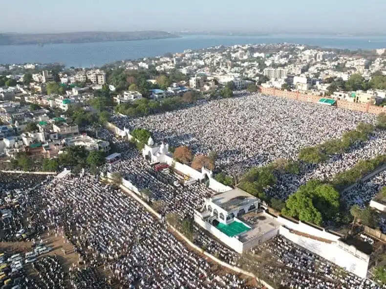 ईद-उल-फितर: देशभर में मनाई गई, भोपाल में विरोध के नारे