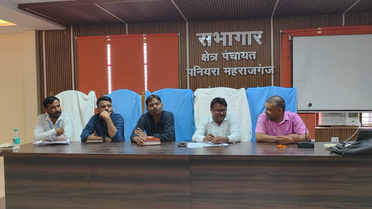 महराजगंज में प्राथमिक स्वास्थ्य केंद्र की समीक्षा बैठक में एएनएम की गैरहाजिरी पर कार्रवाई