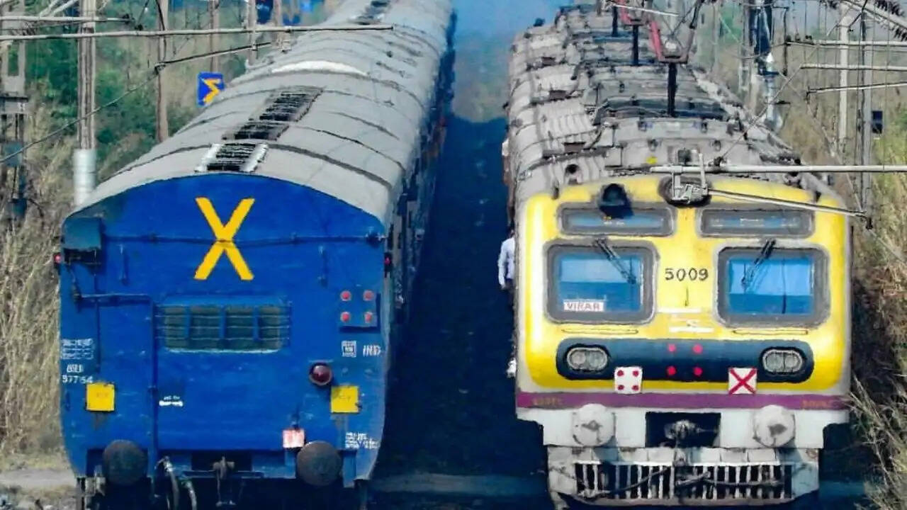 क्या आपने कभी सोचा है ट्रेन के आखिरी डिब्बे पर X का निशान क्यों होता है?
