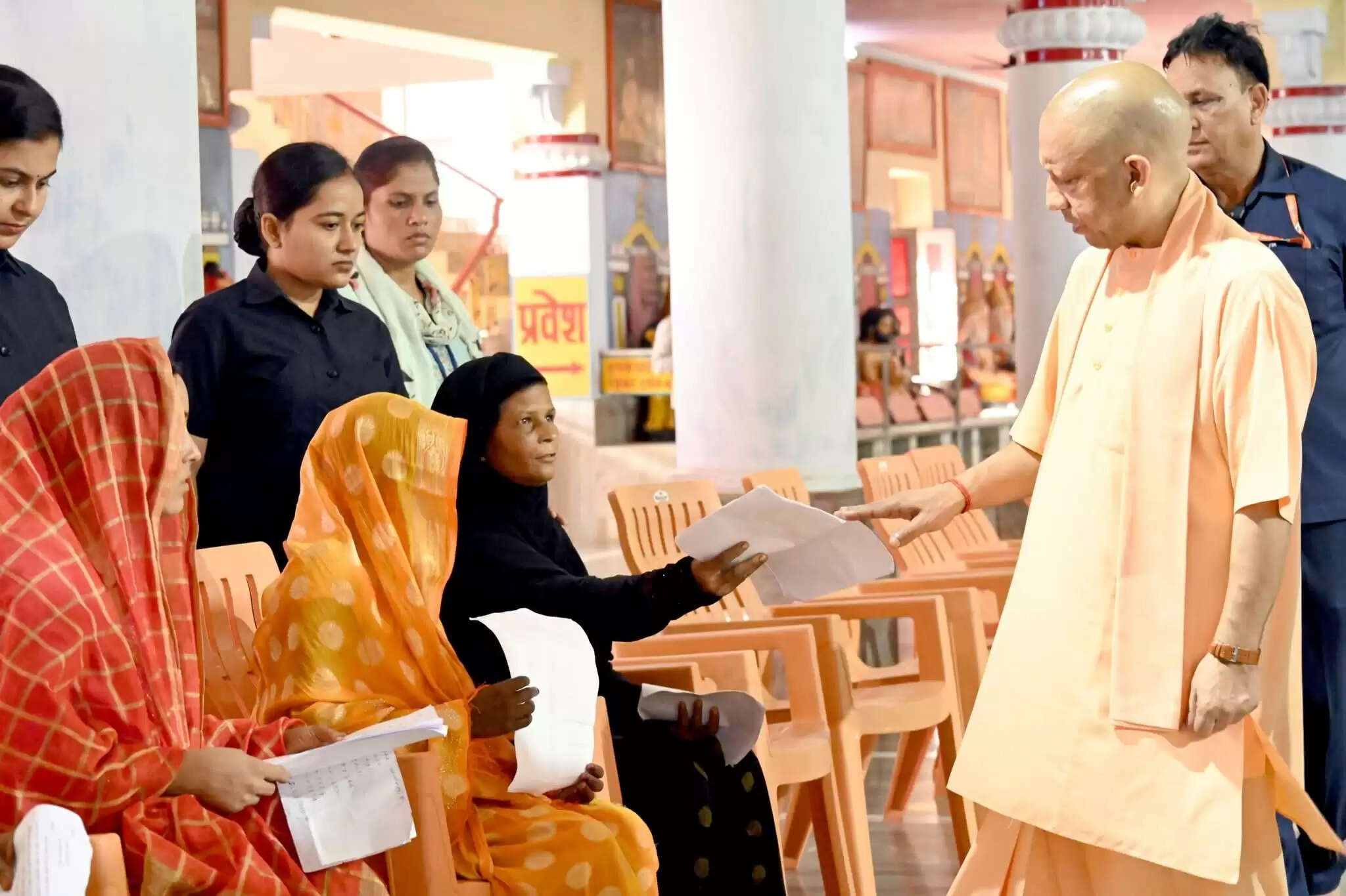 मुख्यमंत्री योगी आदित्यनाथ ने गोरखपुर में जनता दर्शन कार्यक्रम में सुनीं समस्याएं