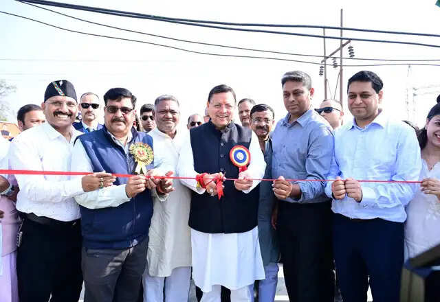 सीएम धामी ने खटीमा में ओपन जिम का उद्घाटन किया और क्रिकेट में भाग लिया