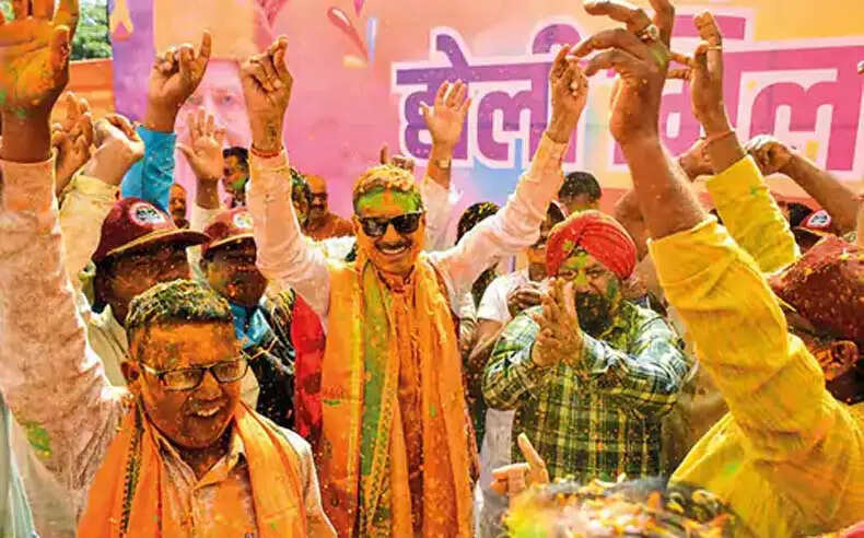 होली का जश्न: राजस्थान में विदेशी मेहमानों के साथ रंगों की बौछार