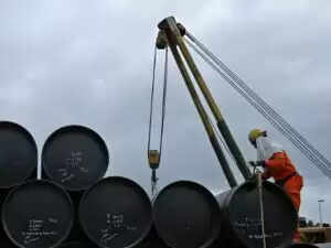 चीन की कंपनियों ने रूसी तेल से दूरी बनानी शुरू की