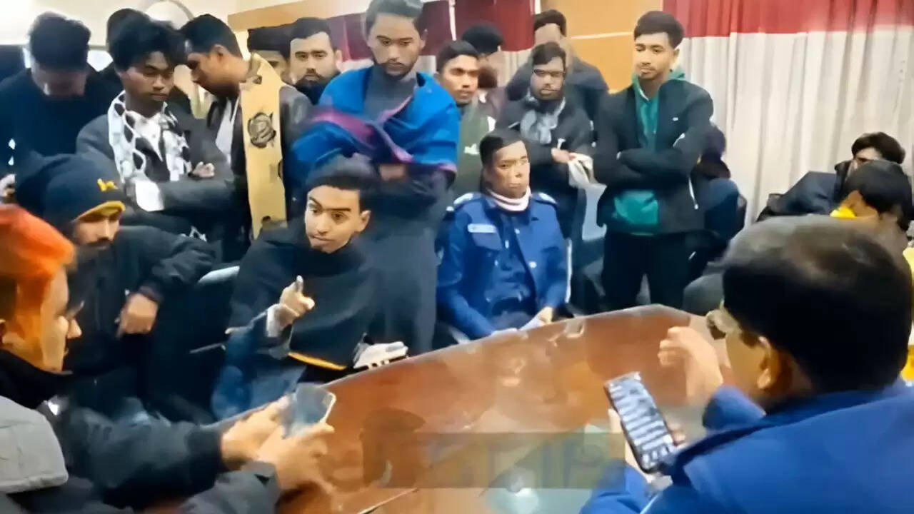 बांग्लादेश में छात्र नेता का विवादास्पद वीडियो, पुलिस अधिकारी की हत्या की धमकी