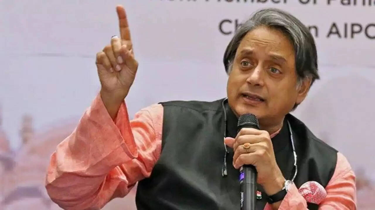 शशि थरूर के बयान पर सियासी विवाद: कांग्रेस और बीजेपी के बीच तीखी नोकझोंक