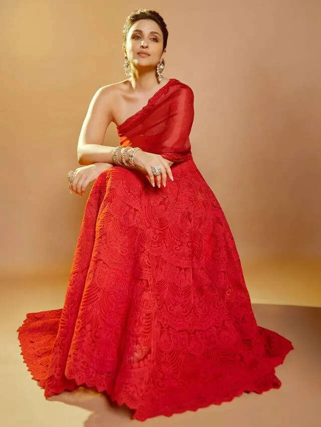 भाई दूज पर अपनाएं ये स्टाइलिश आउटफिट्स: बॉलीवुड सेलेब्स से लें प्रेरणा